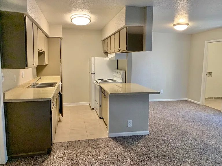 Villa Nueva Apartments — Photo 33