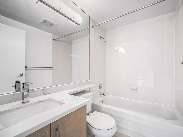 1529 W Pender St — Photo 11