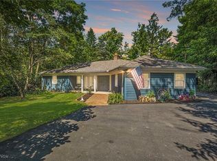 49 Lyndale Dr, Chagrin Falls, OH 44022