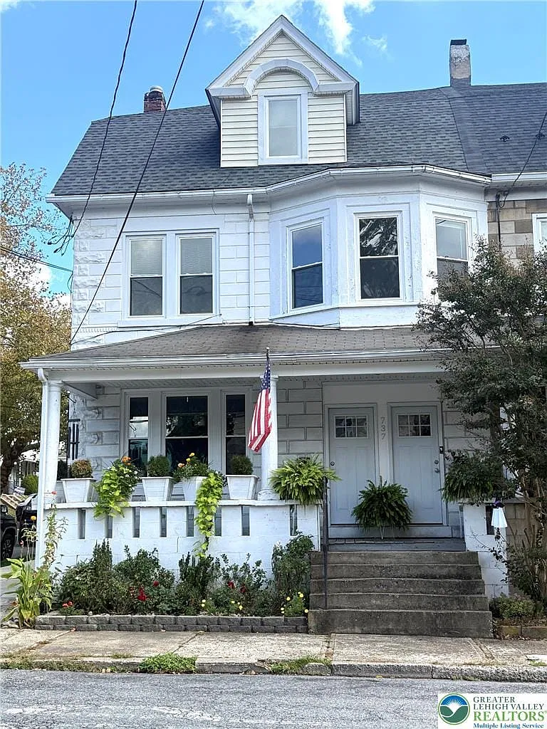 3 bed, 1.0 bath, 1200 sqft, $1,750 — Photo 1