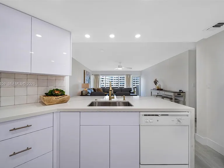 2100 S Ocean Dr #5B — Photo 6