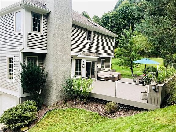 Invite family and friends to appreciate the expansive and modern composite decking with built in planters.