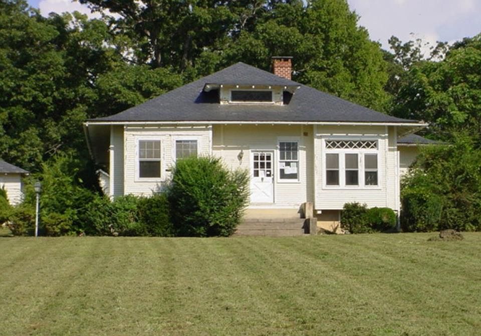 1st image of 77 Boxwood Dr
