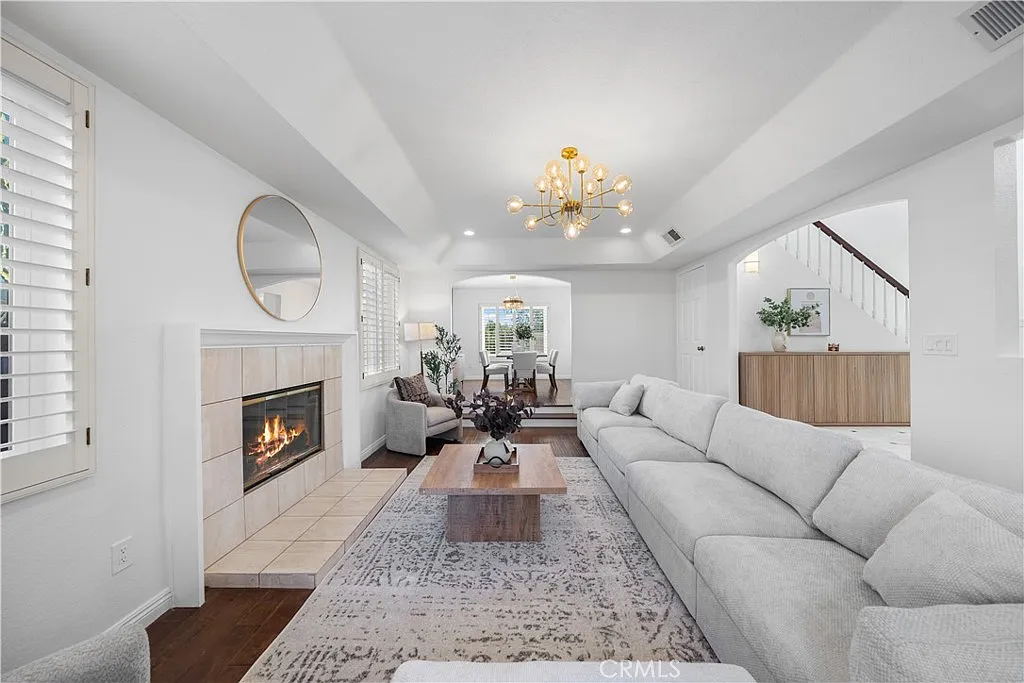5 bed, 3009 sqft, $7,500 — Photo 2