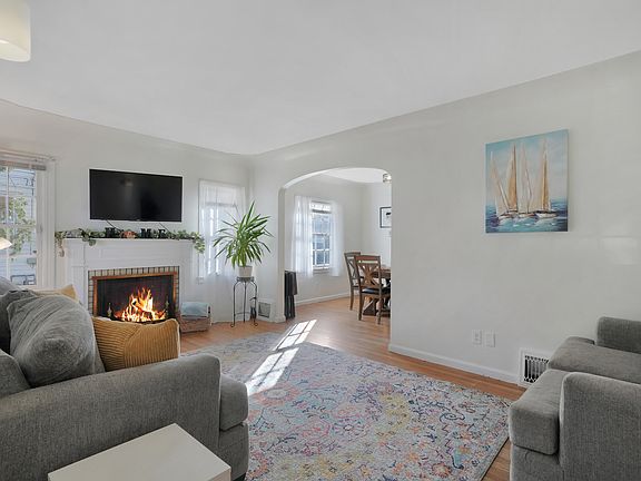 4th image of 900 Joslin St SE