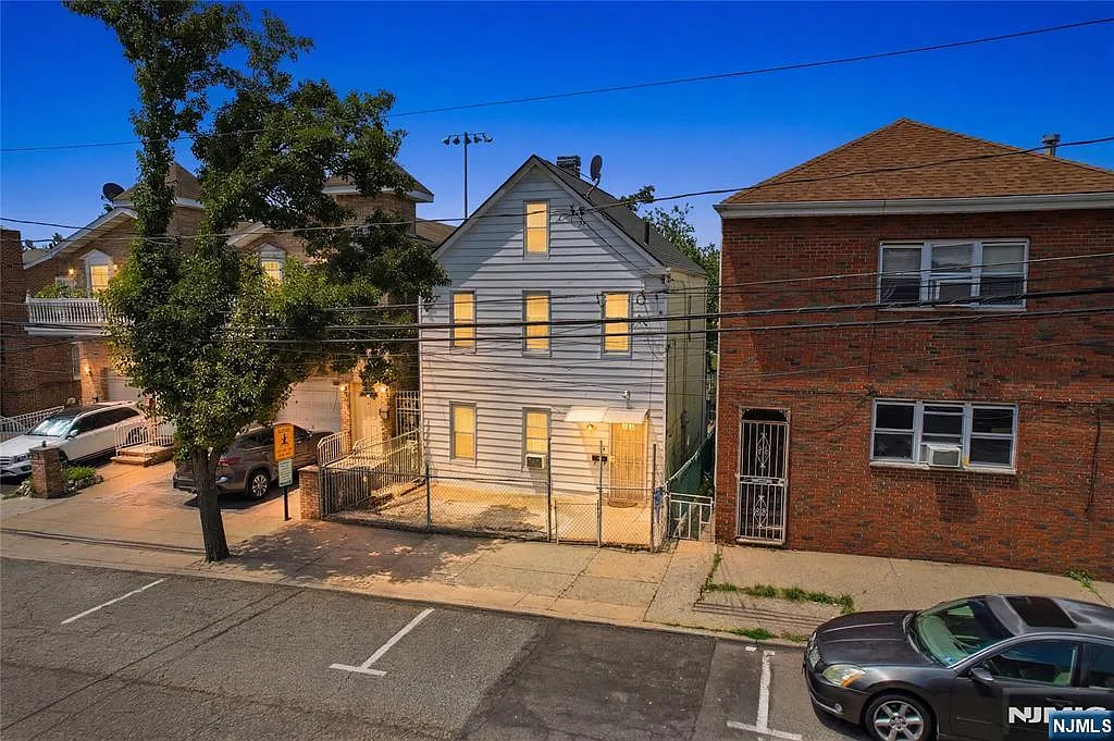 1 bed, 1.0 bath, $1,900 — Photo 1