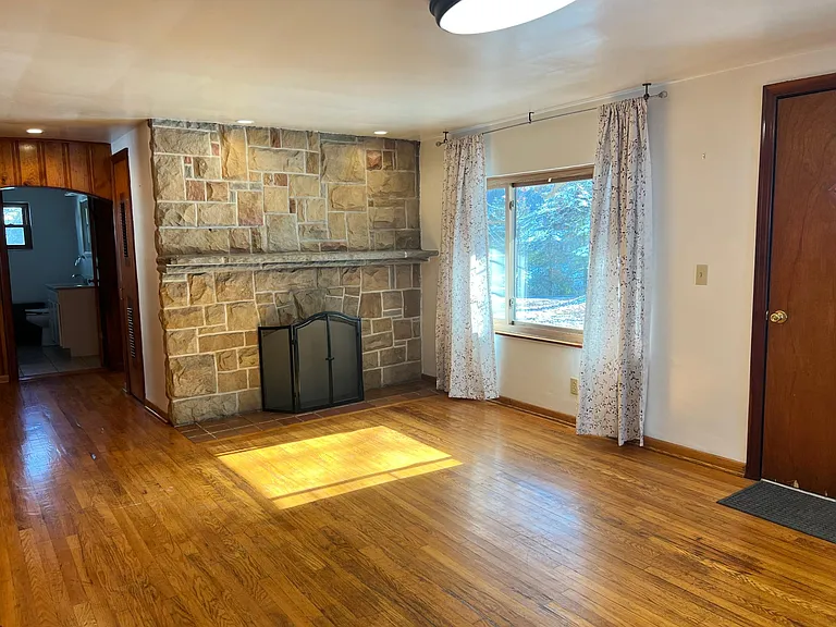 160 Pleasant Valley Rd — Photo 3