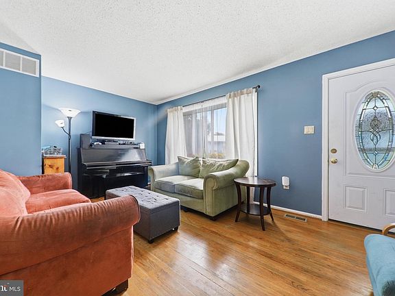 4th image of 16 E Lakeview Dr