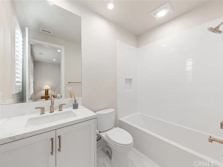 207 Alora — Photo 44