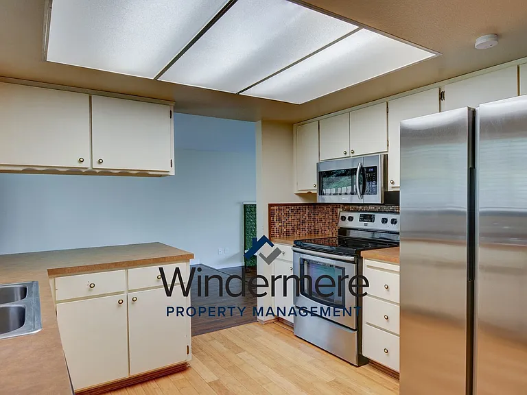 1285 Crescent Dr — Photo 2
