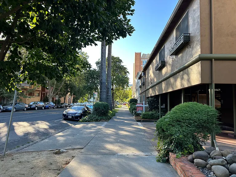 2508 L Street Classic Midtown Living — Photo 13