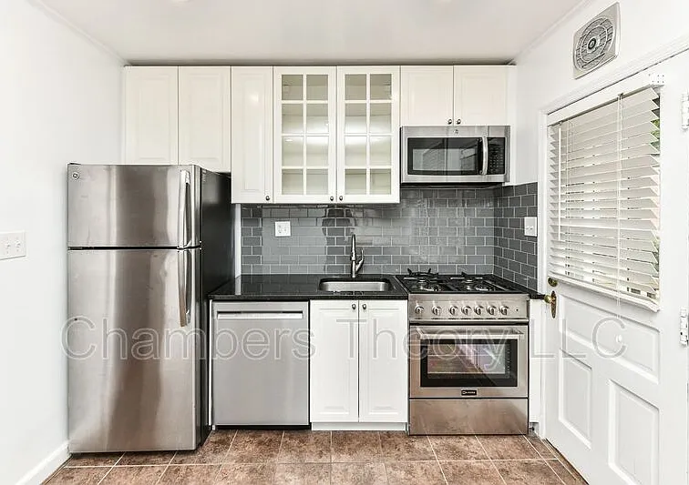 1 bed, 1.0 bath, 800 sqft, $2,200 — Photo 2