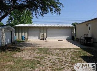 101 Live Oak Ln, Comanche, TX 76442