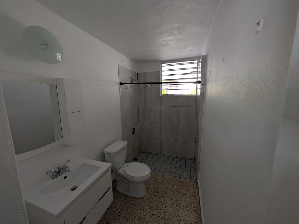 2nd image of 1 Puerto