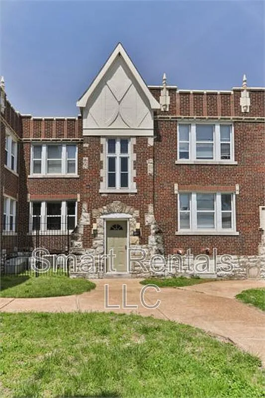 2 bed, 1.0 bath, $749 — Photo 1