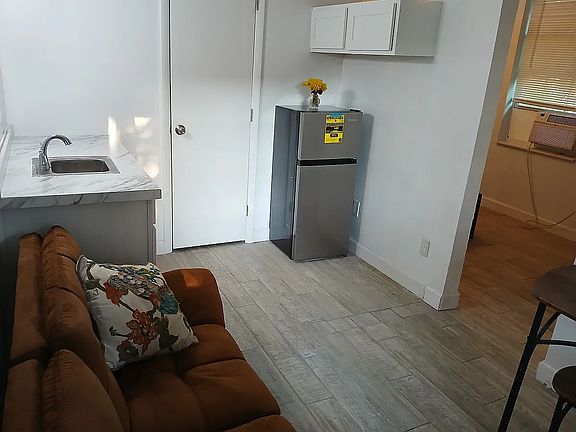 4th image of 8808 Eaton Ave