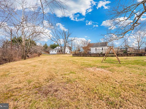 2nd image of 11646 Creagerstown Rd