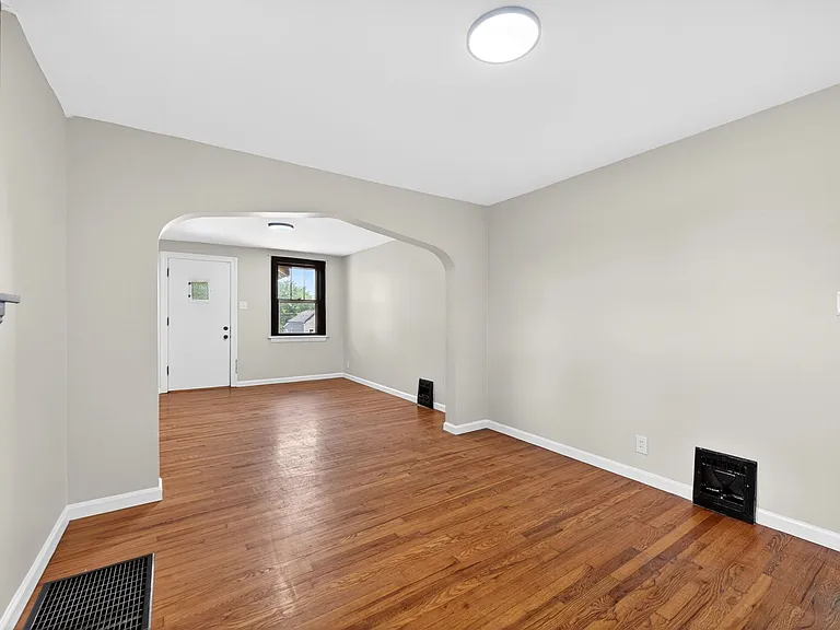 304 Bayless Ave — Photo 6
