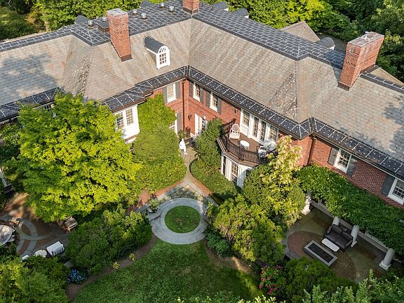 5th image of 381 Warren St