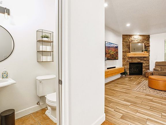 5th image of 525 E 17th Cir