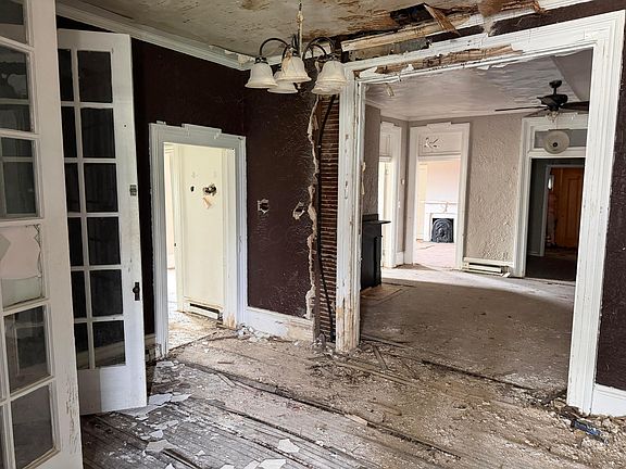 2nd image of 143 W Mulberry St