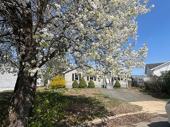 4th image of 21346 Village Ct