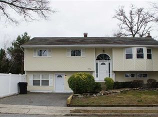 724 Van Buren Ave, West Islip, NY 11795