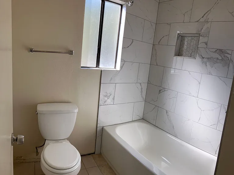 1244 W Roseburg Ave #D — Photo 14