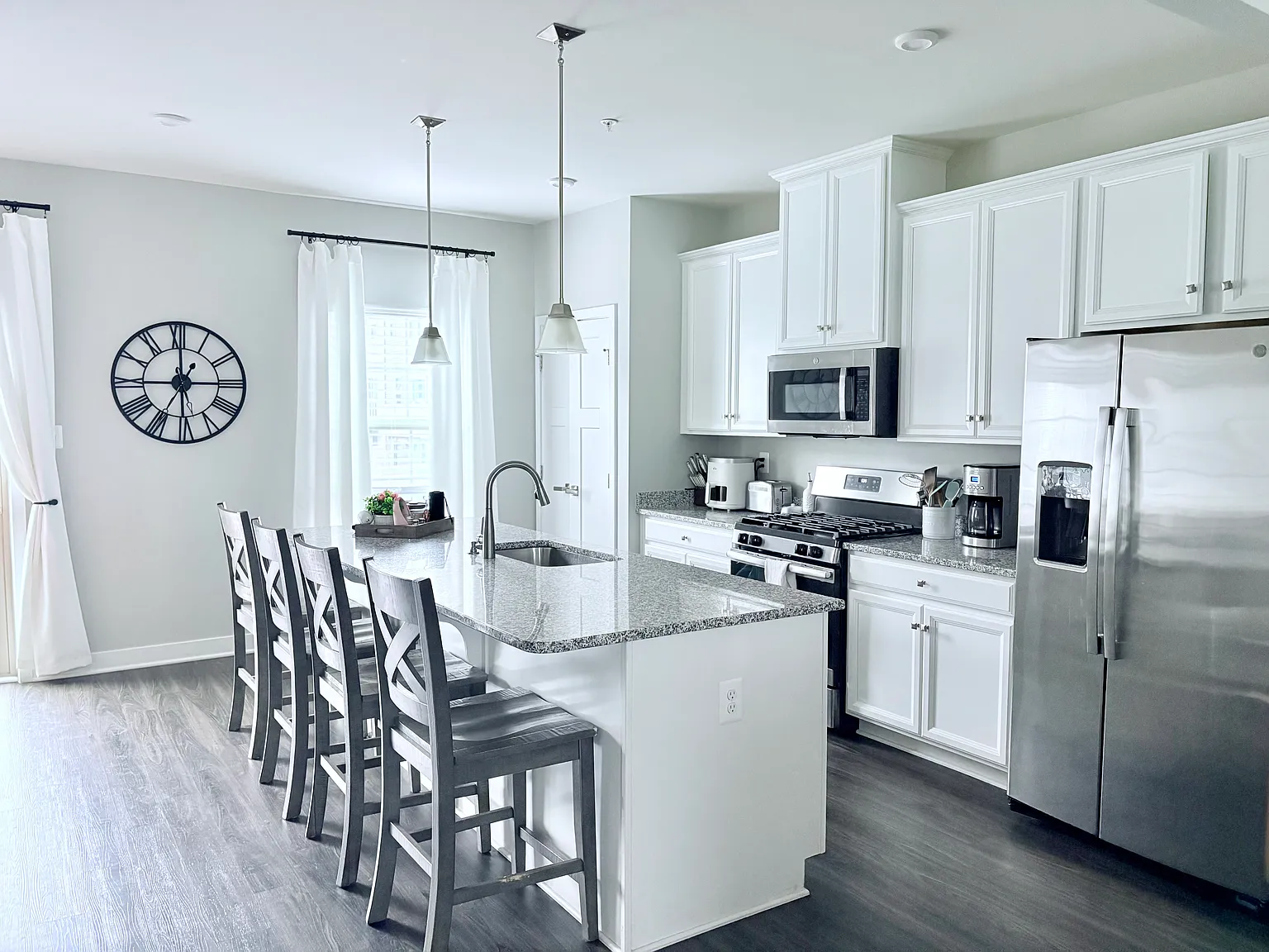 3 bed, 2.5 bath, 2016 sqft, $3,300 — Photo 1