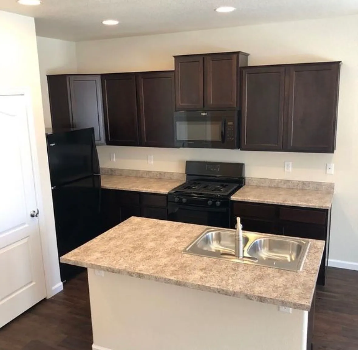 3 bed, 2.5 bath, 1630 sqft, $2,200 — Photo 2