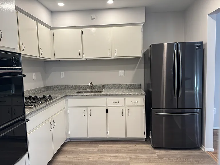 292 Hoover Ave #6 — Photo 2