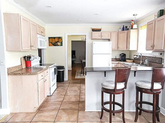 4th image of 327 Lawndale Dr