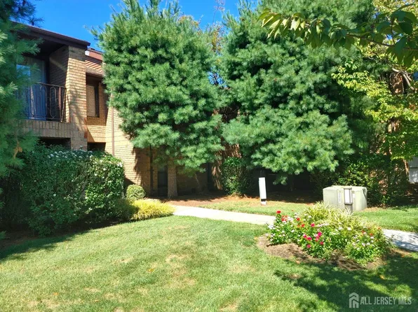 280 Willowbrook Dr, North Brunswick, NJ 08902