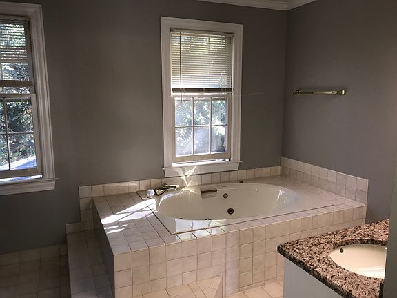 Master bathroom jet tub 