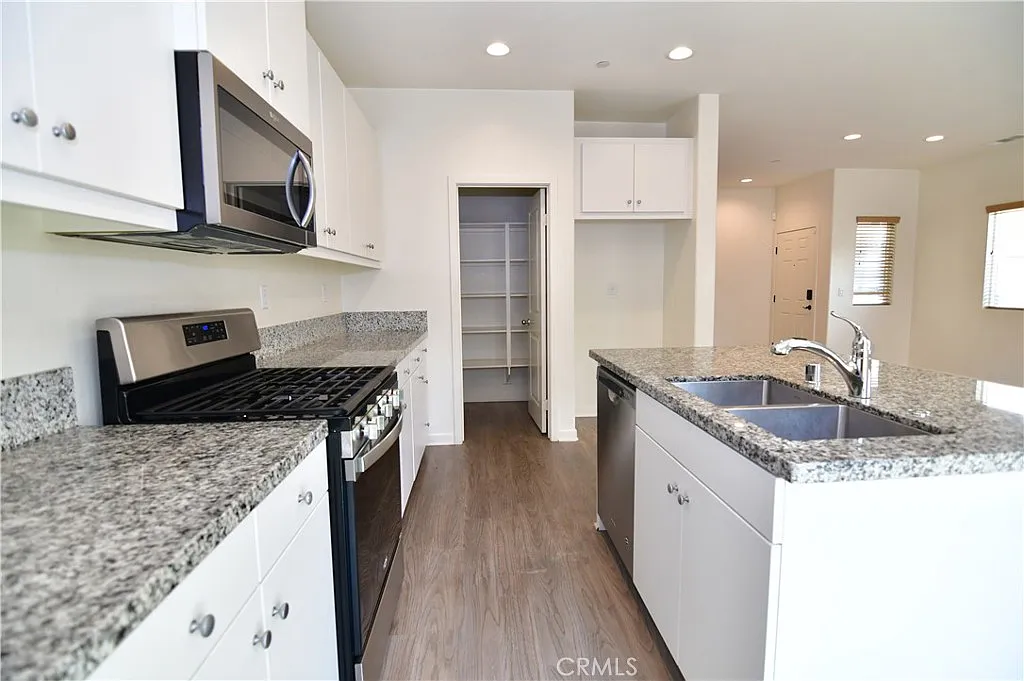 4 bed, 1818 sqft, $3,400 — Photo 4