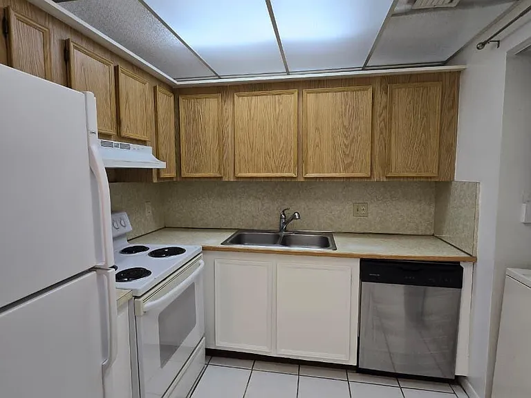 737 SE 1st Way #208 — Photo 5