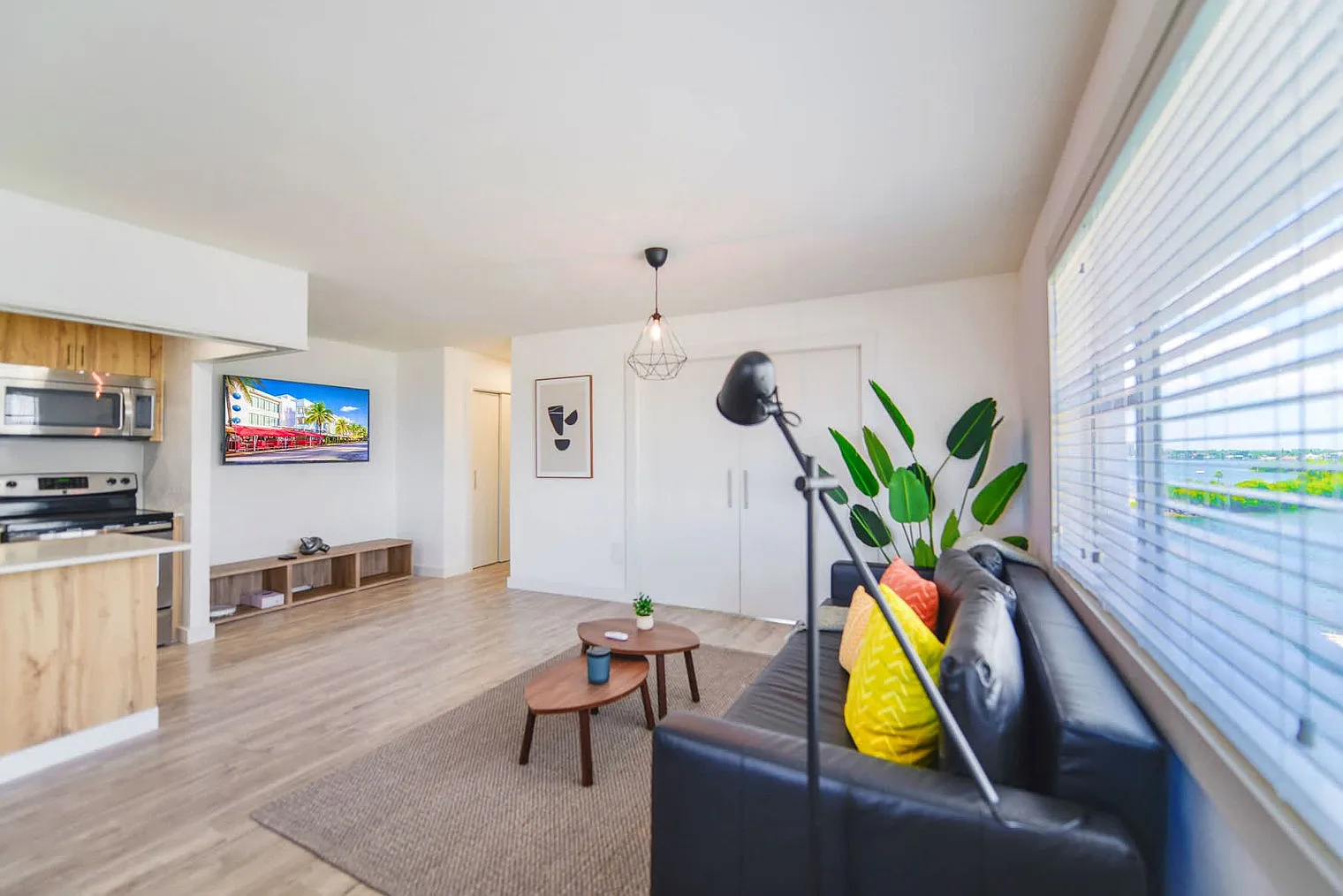 1 bed, 1.0 bath, 721 sqft, $2,434 — Photo 1