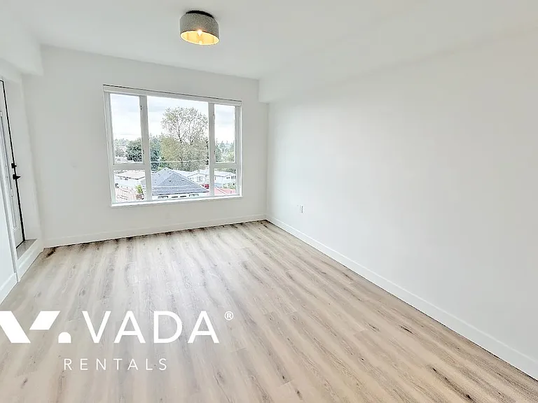 3068 Kingsway — Photo 3