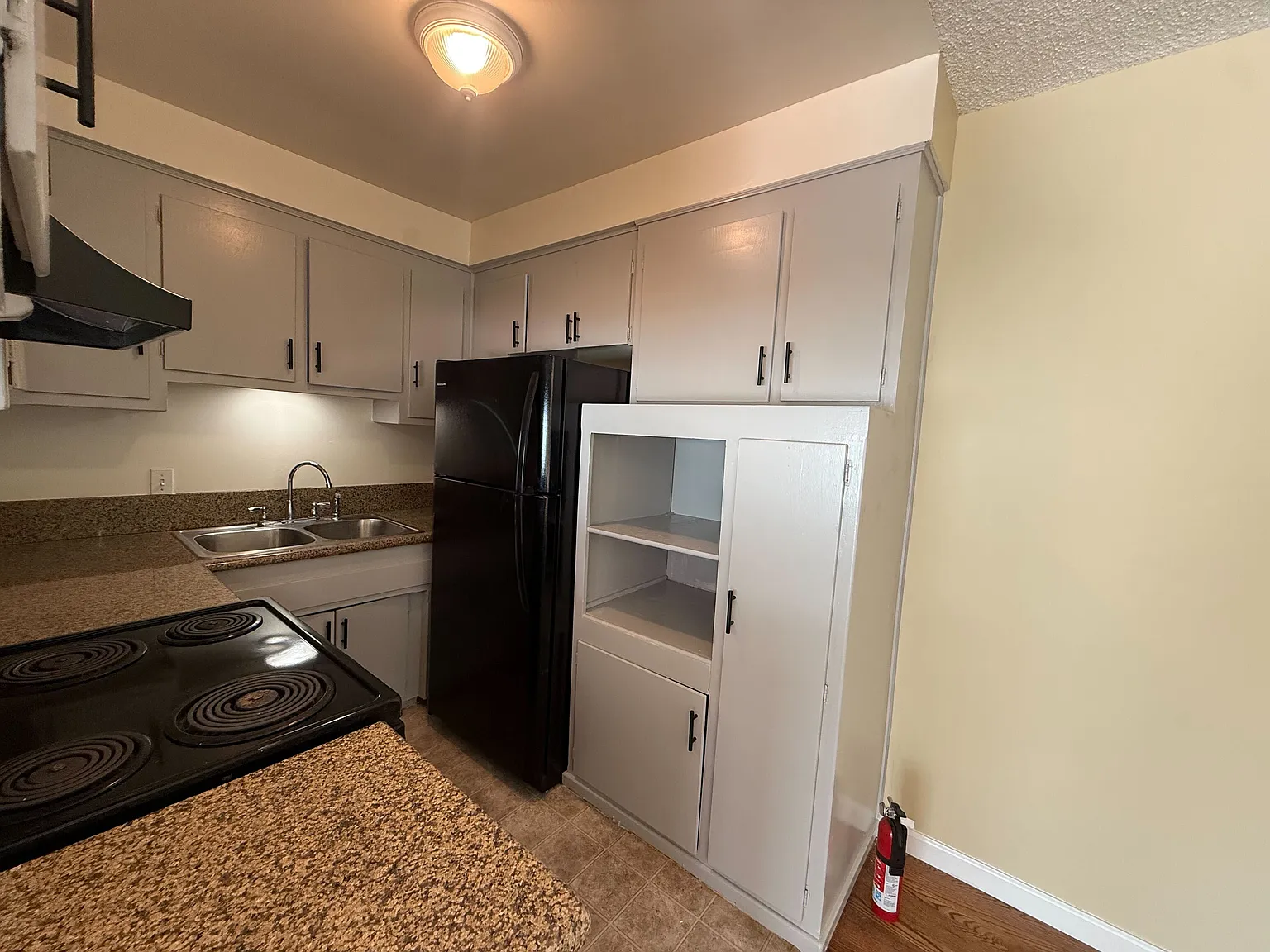 1215 Barry Ave — Photo 2