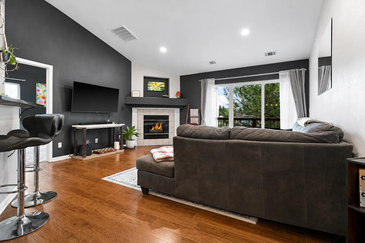 2 bed, 1108 sqft, $3,000 — Photo 2