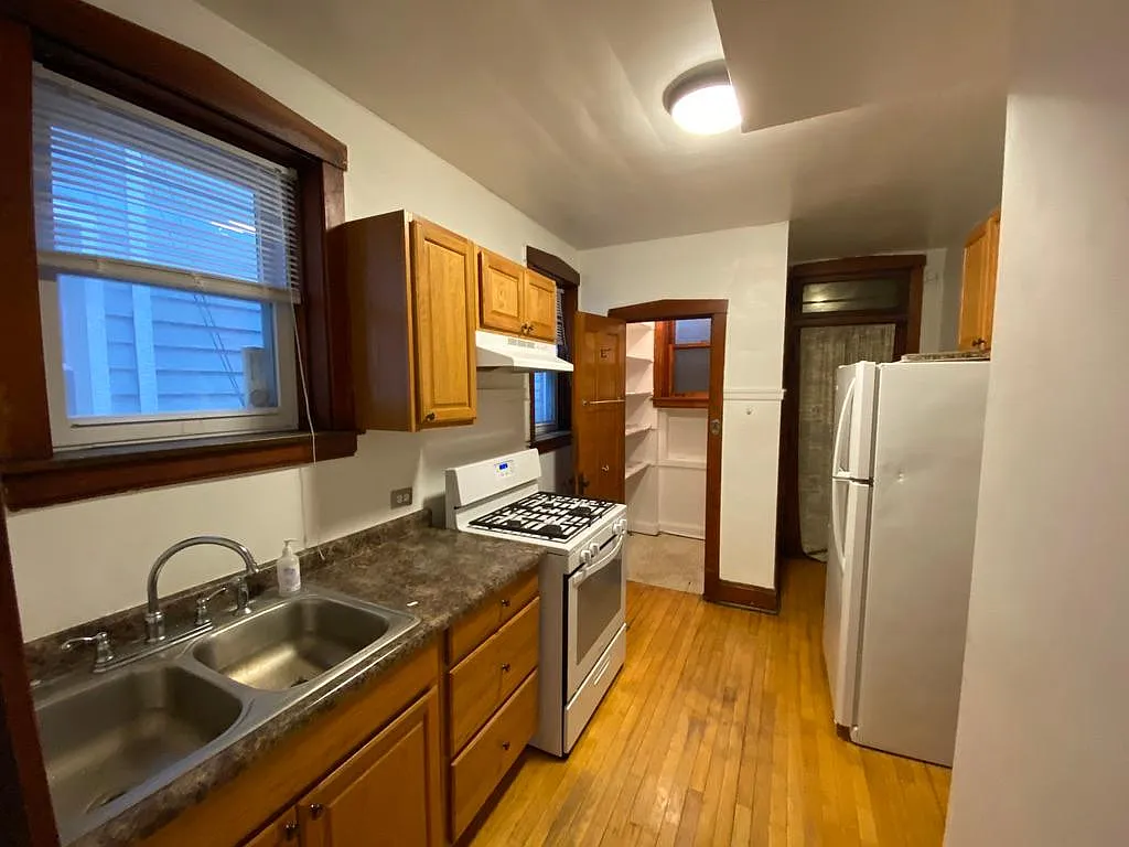2020 W Cornelia Avenue — Photo 4