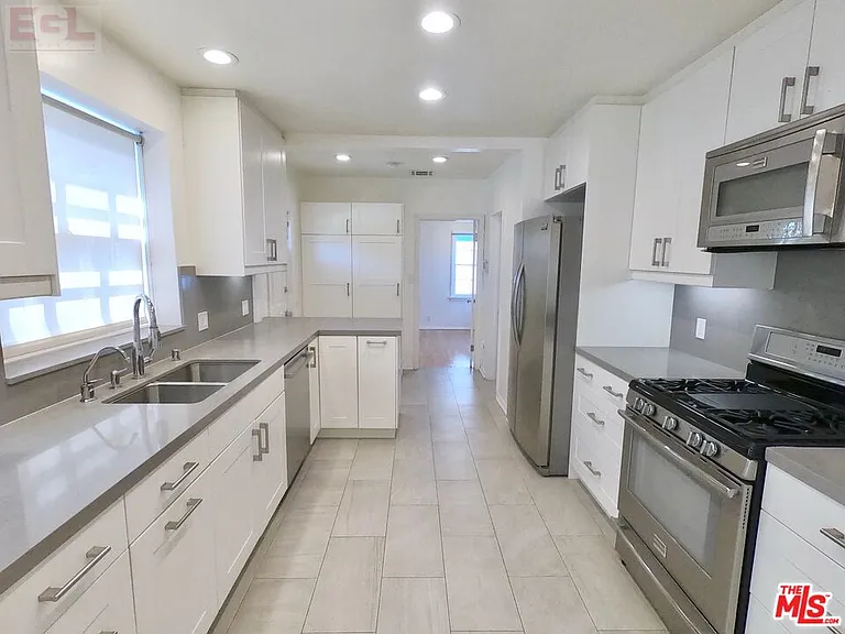 10749 Wellworth Ave — Photo 11