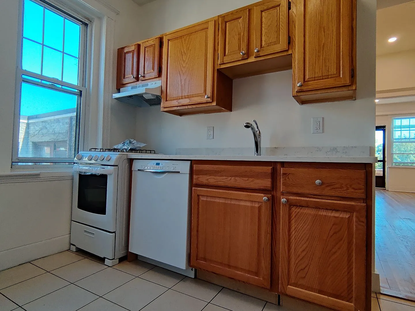 No Brokers Fee, Heat, Hot Water Included, Eat-in Kitchen, Laundry on a Site, Balcony, Parking for... — Photo 3