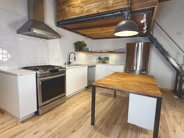 21 Wormwood St Unit 218, Boston, MA 02210