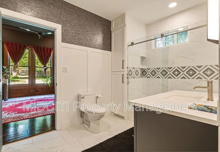 1017 W Hopkins St — Photo 15