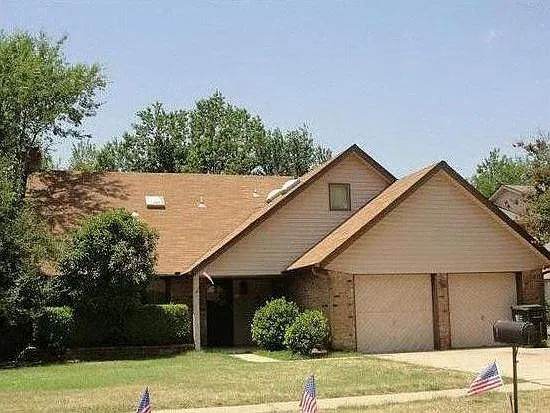 1145 Robin Hood Ln — Photo 1