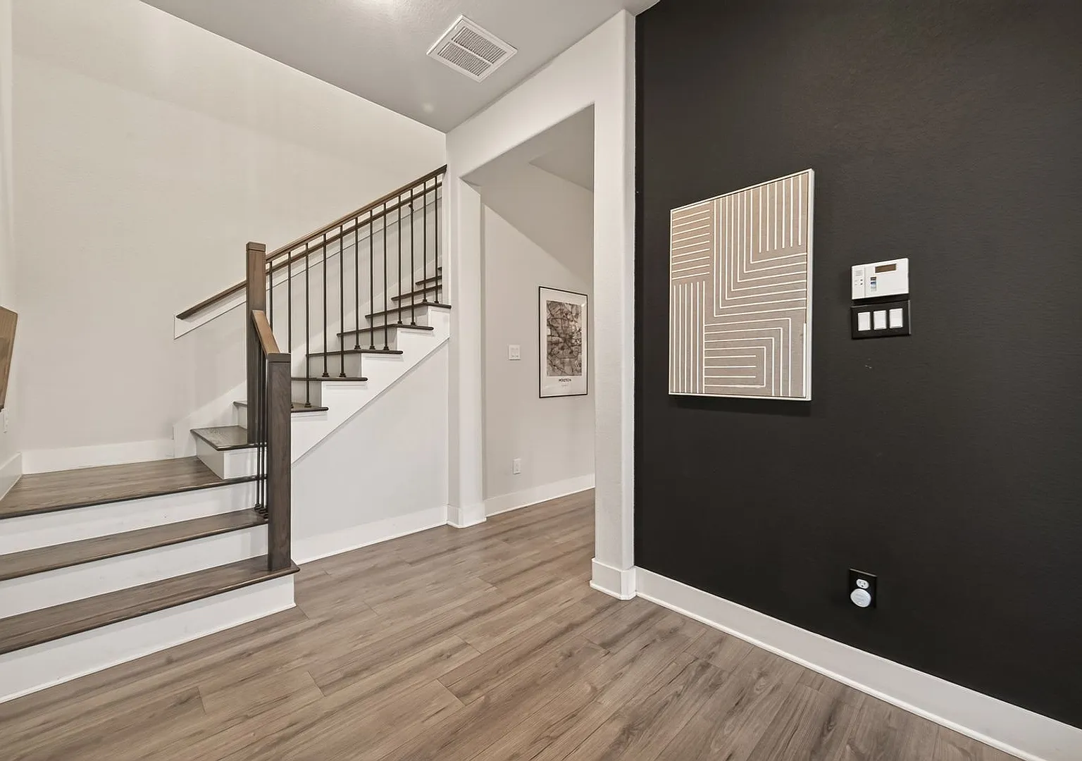 Charming 3BR Duplex in Houston — Photo 4
