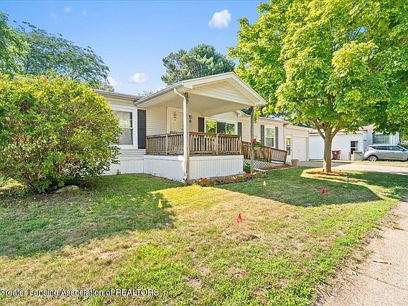 3rd image of 20 Hawthorne Ln