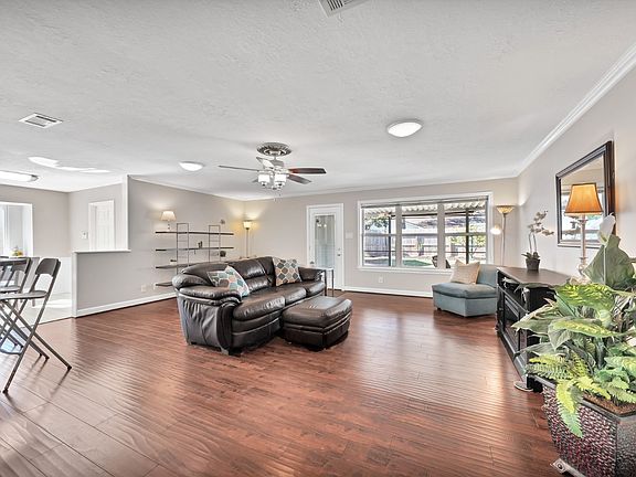 2nd image of 2727 Shadowdale Dr