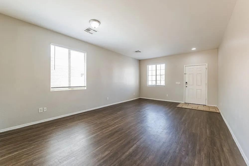 5 bed, 3.0 bath, 2827 sqft, $2,785 — Photo 4